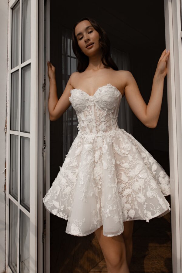 Short Floral Lace Wedding Dress Selkie - Image 5