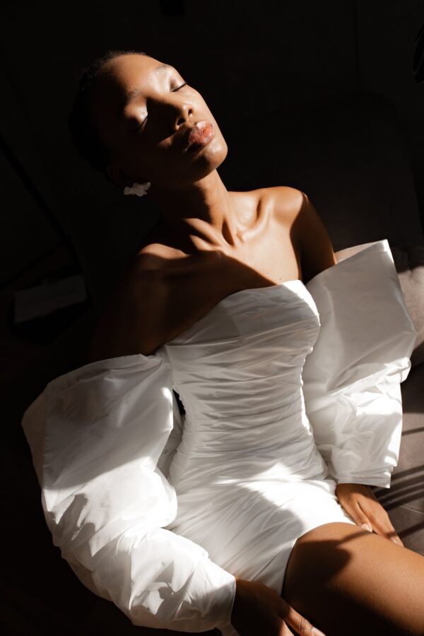 Short Taffeta Wedding Dress Anneli with Detachable Sleeves-Bow - Image 3