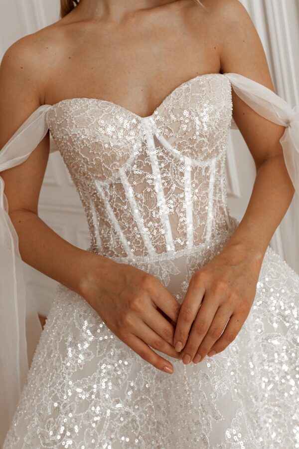 Short Wedding Dress Shiori with Detachable Straps - Image 5